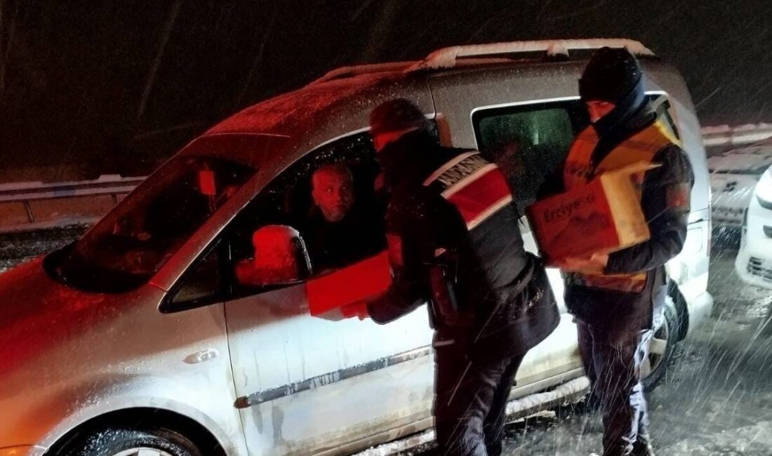 Kahramanmaraş İl Jandarma Komutanlığı ekipleri, etkili olan yoğun kar yağışı