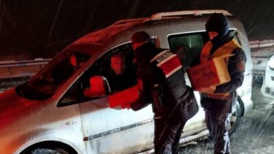 Kahramanmaraş İl Jandarma Komutanlığı ekipleri, etkili olan yoğun kar yağışı