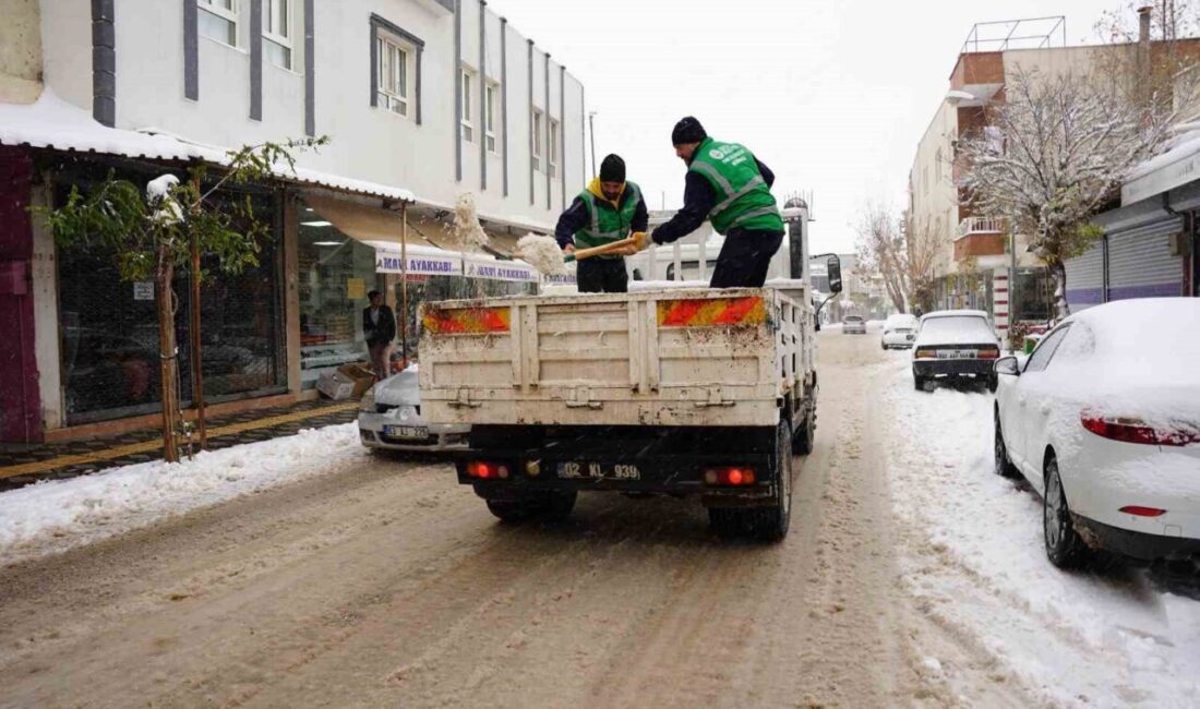 Adıyaman’ın Kahta ilçesinde etkili olan yoğun kar yağışı nedeniyle, vatandaşların