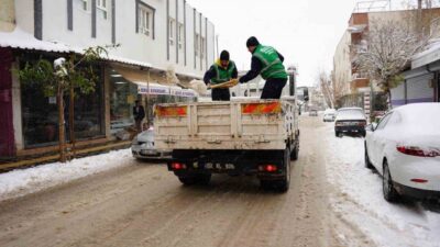 Adıyaman’ın Kahta ilçesinde etkili olan yoğun kar yağışı nedeniyle, vatandaşların