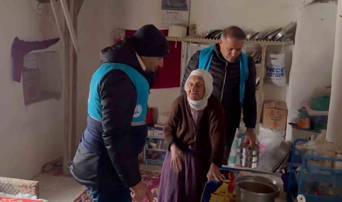 Adıyaman’ın Kahta ilçesinde etkisini sürdüren olumsuz hava şartları nedeniyle evlerinden