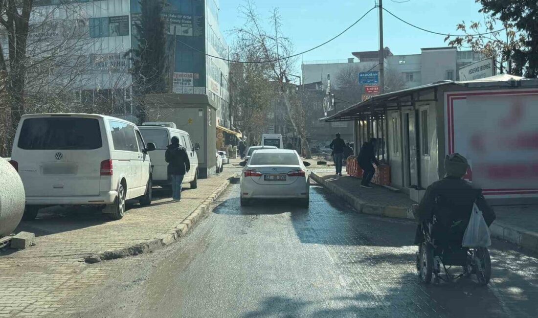 Adıyaman’da, kaldırım üzerine park edilen araçlardan dolayı engelli vatandaşlar, araçların