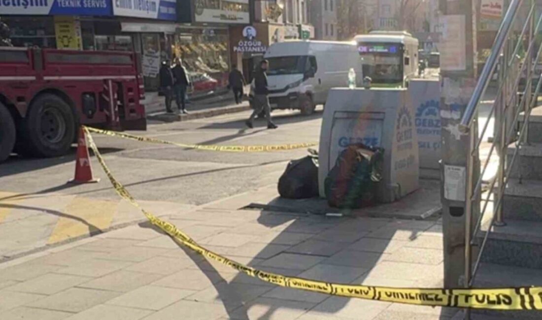 Kocaeli’nin Gebze ilçesinde kaldırımda yürüyen bir kişiye seyir halindeki araçtan