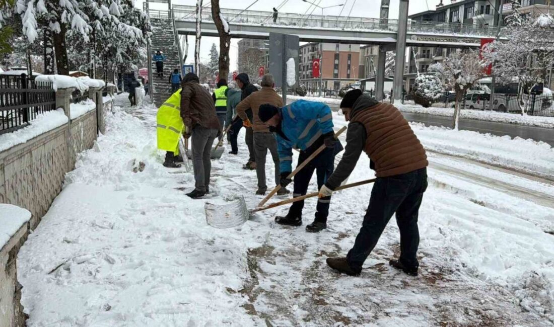 Adıyaman’da etkili olan yoğun kar yağışının ardından Adıyaman Belediyesi ekipleri,