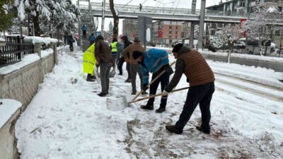 Adıyaman’da etkili olan yoğun kar yağışının ardından Adıyaman Belediyesi ekipleri,