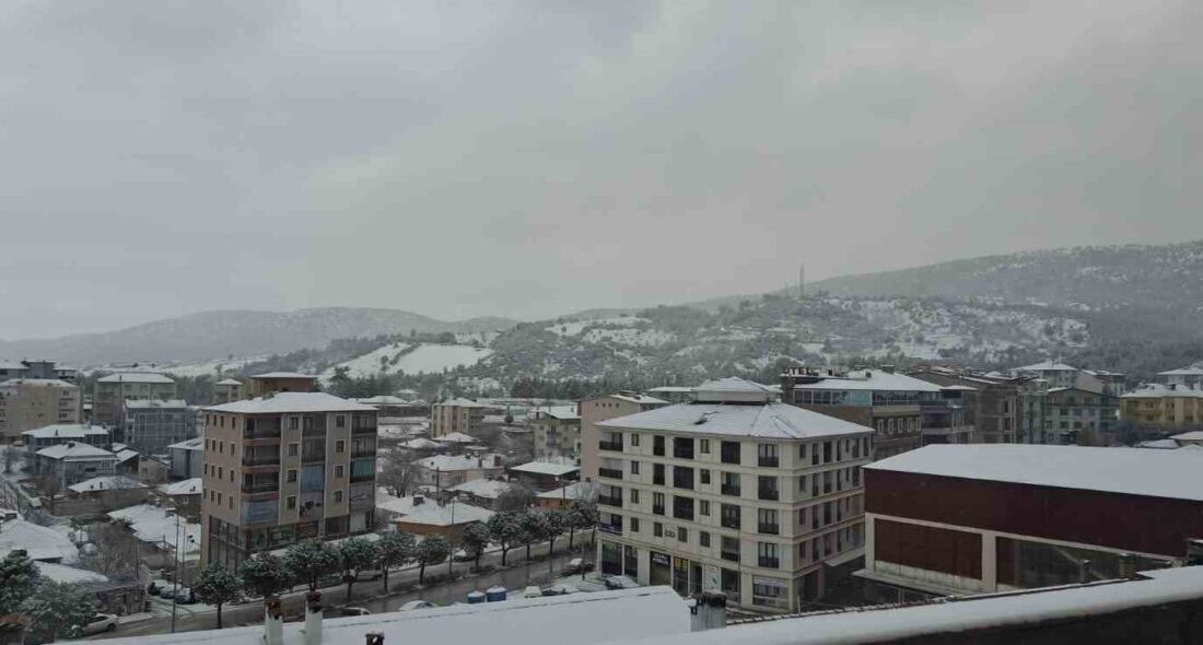 Denizli’nin Kale ilçesinde gece saatlerinde etkisini gösteren kar yağışı, ilçeyi