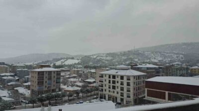 Denizli’nin Kale ilçesinde gece saatlerinde etkisini gösteren kar yağışı, ilçeyi