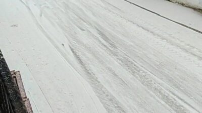 Denizli’de kar yağışı sonrası buzlanan yolda araçlar zor anlar yaşadı.