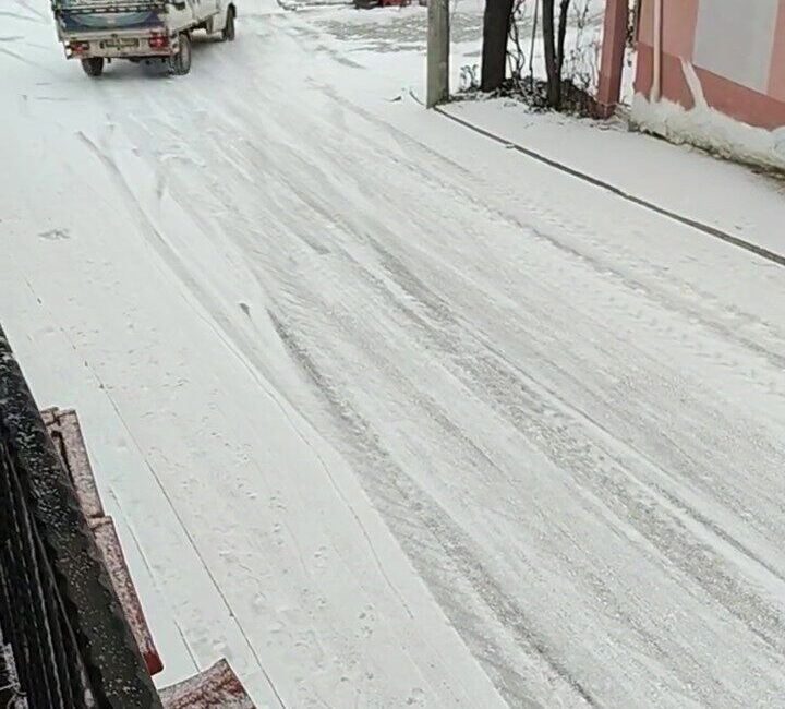 Denizli’de kar yağışı sonrası buzlanan yolda araçlar zor anlar yaşadı.