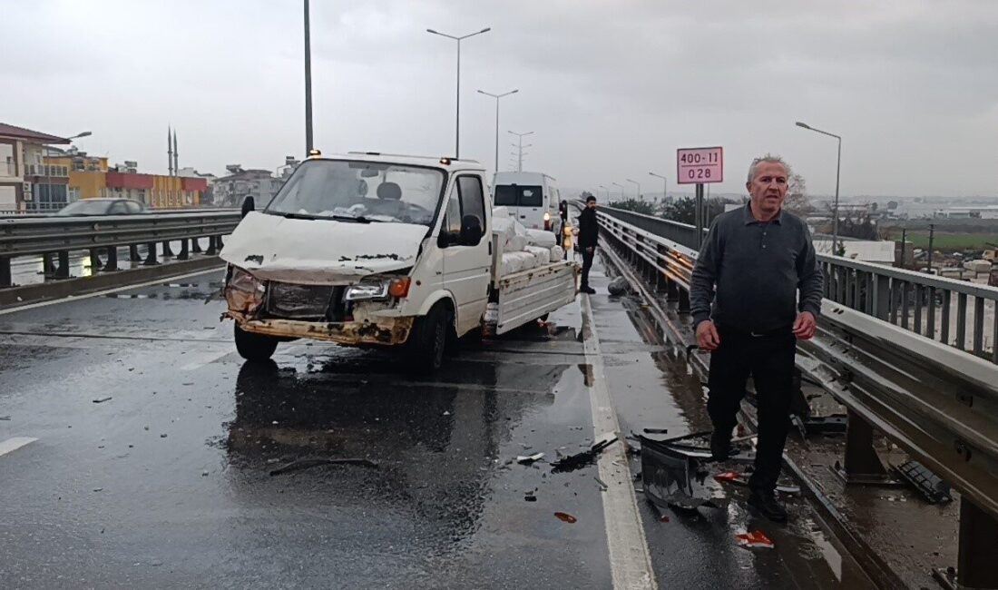 Antalya’nın Manavgat ilçesinde kavşak üzerinde bariyerlere çarparak kaza yapan kamyonetin