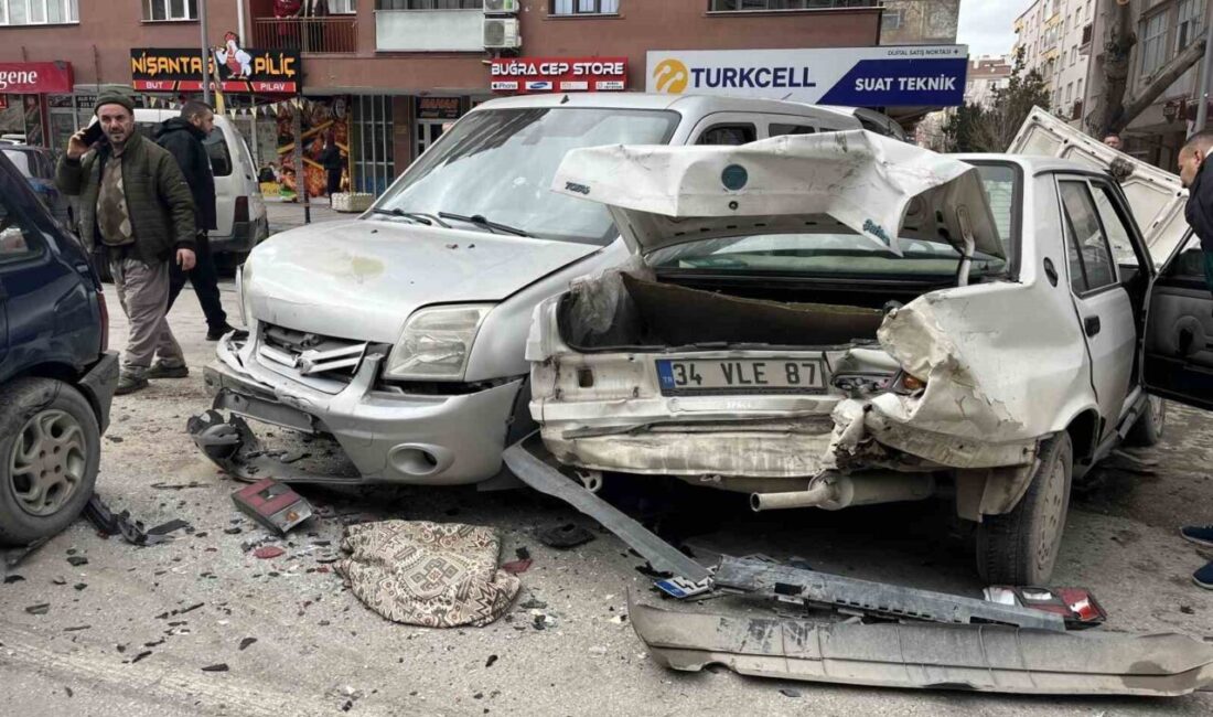 Konya’da hızlı gelen kamyonet kırmızı ışıkta bekleyen 7 aracın arasına