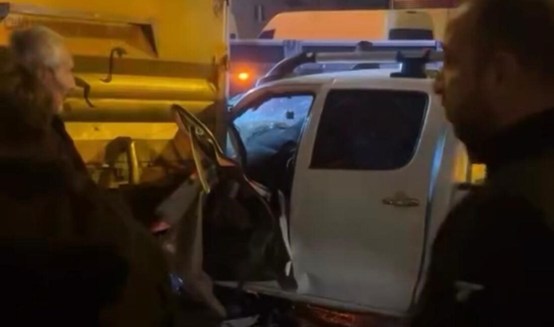 Batman’da kamyonete arkadan çarpan pikabın sürücüsü, sıkıştığı yerden itfaiye erleri
