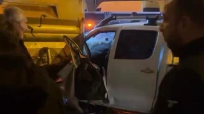 Batman’da kamyonete arkadan çarpan pikabın sürücüsü, sıkıştığı yerden itfaiye erleri