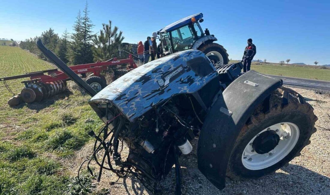 Uşak’ta traktör ile kamyonetin çarpışması sonucu meydana gelen kazada traktör