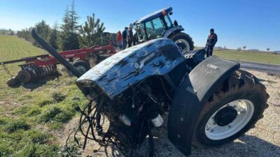 Uşak’ta traktör ile kamyonetin çarpışması sonucu meydana gelen kazada traktör