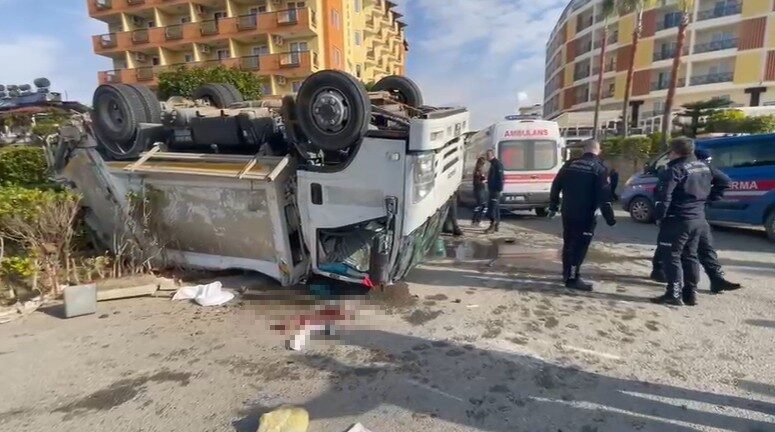 Antalya’nın Alanya ilçesinde D-400 karayolunda meydana gelen trafik kazasında kamyonun