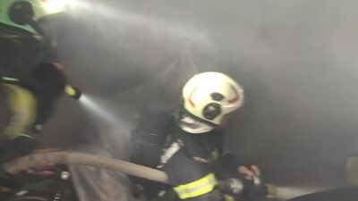 Denizli’nin Pamukkale ilçesinde kapalı bir otoparkta park halindeki otomobilde çıkan