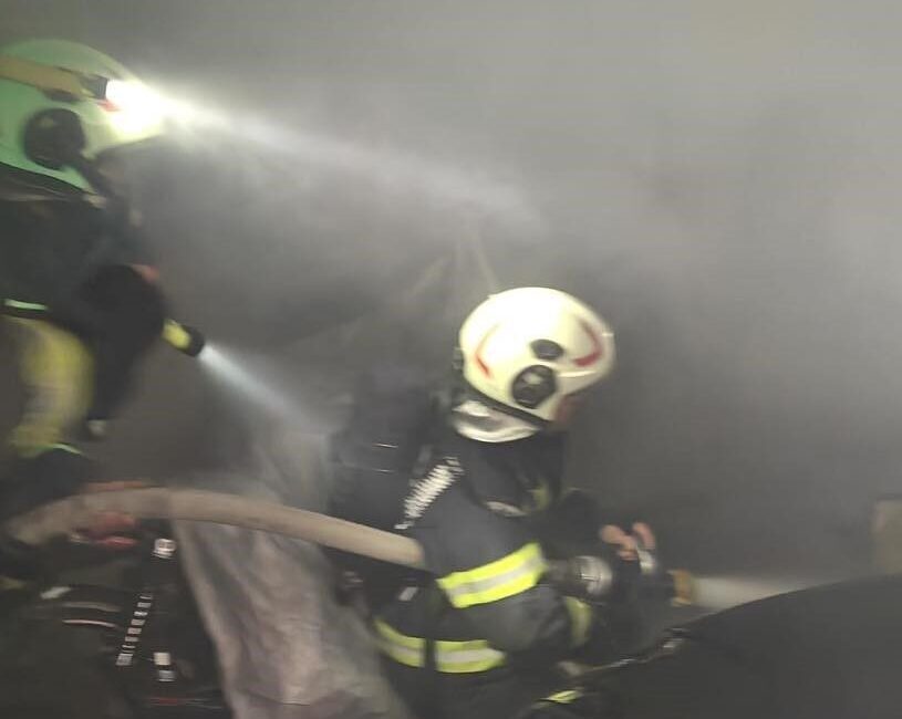 Denizli’nin Pamukkale ilçesinde kapalı bir otoparkta park halindeki otomobilde çıkan