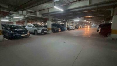 Kocaeli’nin İzmit ilçesinde kapalı otoparkta bir kişi, şakalaşırken birden kavgaya