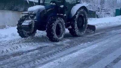 Erzurum’un Uzundere ilçesine bağlı Gölbaşı Mahallesi’nde vatandaşlar kapanan yollarını kendi
