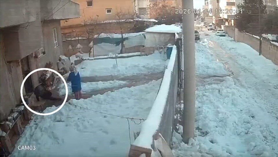 Şanlıurfa’nın Hilvan ilçesinde etkili olan kar yağışının ardından bir hanenin