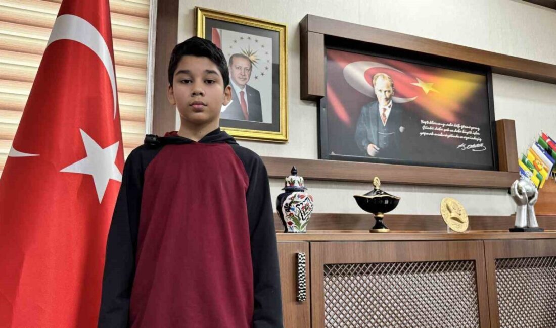 Karabük’te okula giderken İstiklal Marşı’nın okunduğunu duyan ve kar yağışı