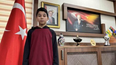 Karabük’te okula giderken İstiklal Marşı’nın okunduğunu duyan ve kar yağışı