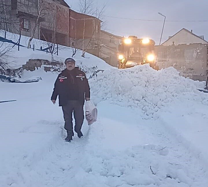 Giresun’un yüksek kesimlerinde etkili olan yoğun kar yağışı yaylalardaki yaşamı