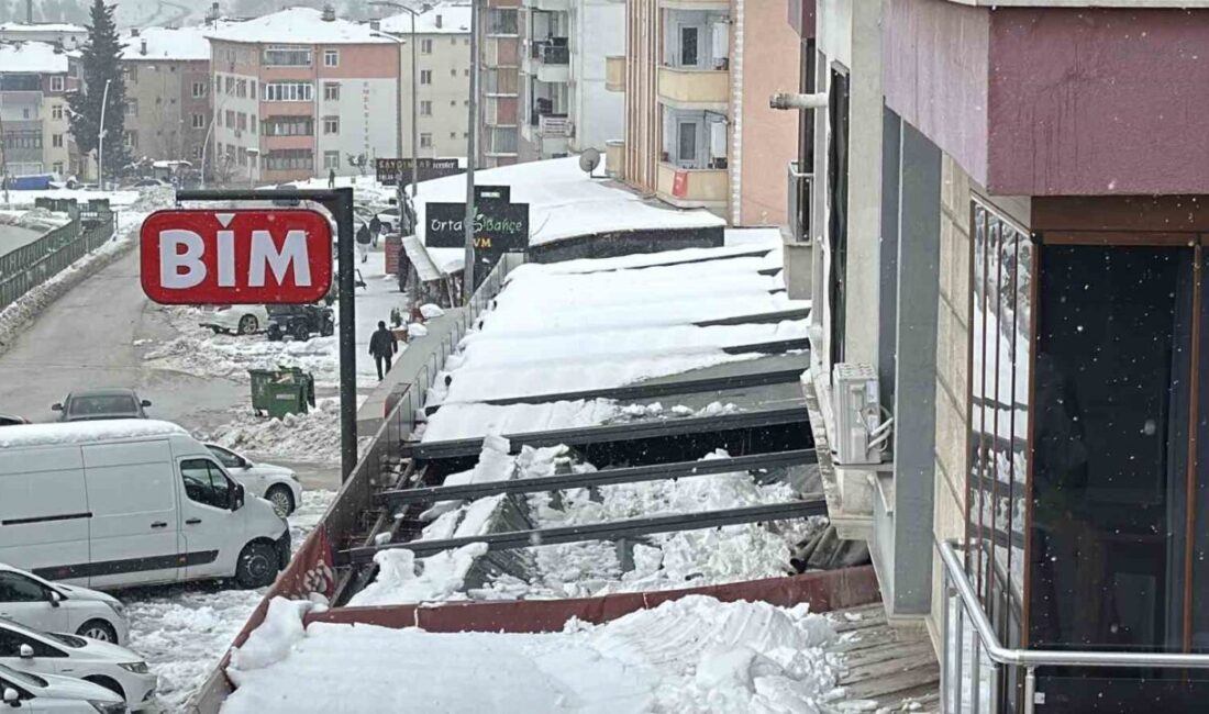 Karabük’te bir zincir marketin çatısı, kar birikintisinin ağırlığına dayanamayarak çöktü.