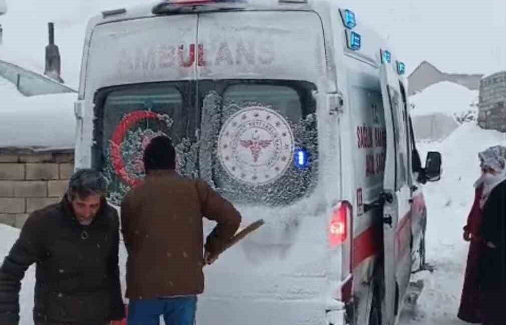 Ağrı’nın Patnos ilçesinde yoğun kar yağışına rağmen 7 yaşındaki Sinan