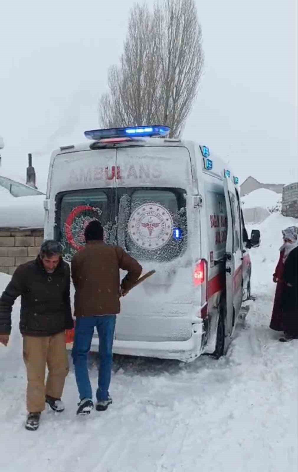 Ağrı’nın Patnos ilçesinde yoğun kar yağışına rağmen 7 yaşındaki Sinan