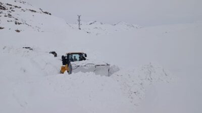 Şırnak’ta karla mücadele timleri 1 aydır yol açma çalışmalarına devam