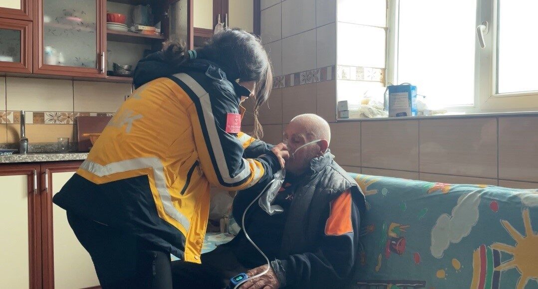 Kar kalınlığının 145 santimetreyi aştığı Tunceli’nin Ovacık ilçesinde rahatsızlanan 87