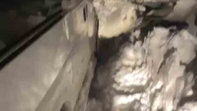 Siirt’te kar ve tipi nedeniyle yolda mahsur kalan araçlar, ağır