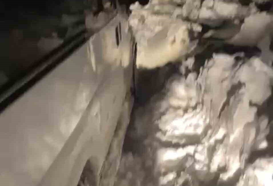 Siirt’te kar ve tipi nedeniyle yolda mahsur kalan araçlar, ağır