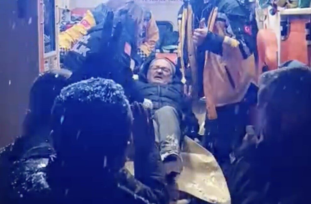 Kastamonu’nun Cide ilçesinde kar sebebiyle yolu kapanan köydeki hasta, itfaiye