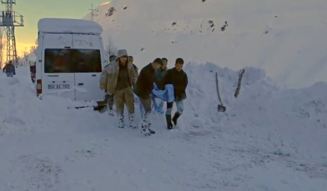 Siirt’in Şirvan ilçesinde kar temizlerken damdan düşerek ağır yaralanan 16