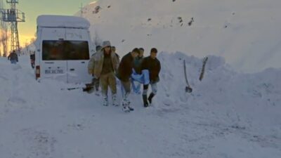 Siirt’in Şirvan ilçesinde kar temizlerken damdan düşerek ağır yaralanan 16
