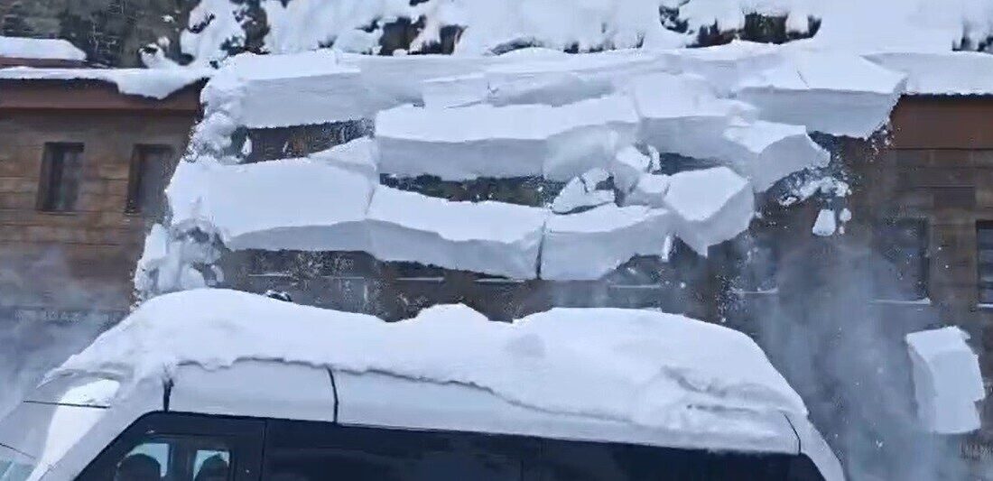 Bitlis’te bir binanın çatısında biriken tonlarca ağırlıktaki kar kütlesinin iş