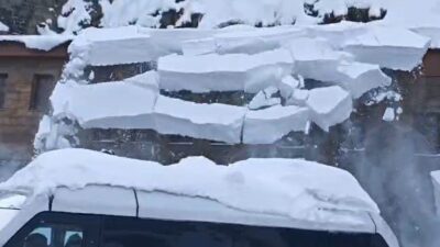 Bitlis’te bir binanın çatısında biriken tonlarca ağırlıktaki kar kütlesinin iş