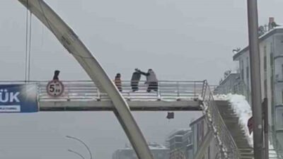 Diyarbakır’ın Bağlar ilçesinde üst geçitten araçlara kar topu attıkları gerekçesiyle