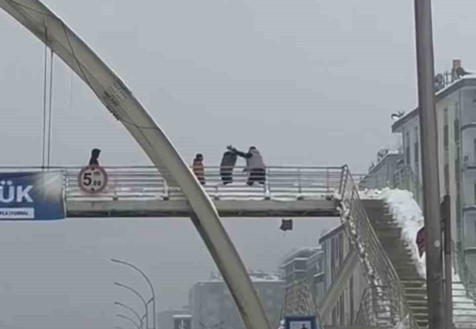 Diyarbakır’ın Bağlar ilçesinde üst geçitten araçlara kar topu attıkları gerekçesiyle