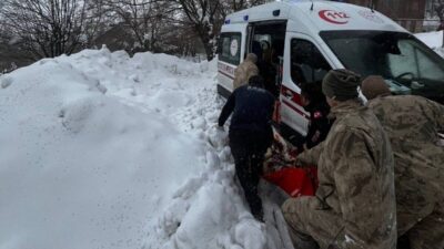 Kar ve tipiden yolu kapanan Erzincan’ın Kemaliye ilçesine bağlı Başbağlar