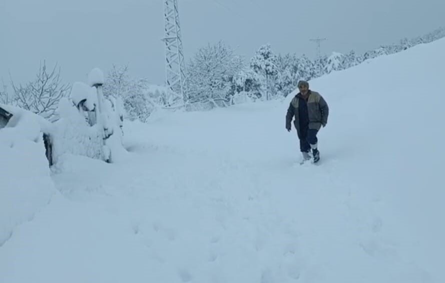 Adana’nın Tufanbeyli ve Saimbeyli ilçelerinde gece saatlerinde yoğun kar yağışı