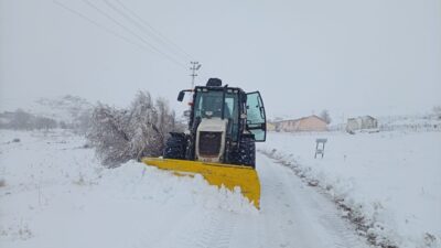 KIRŞEHİR (İHA) – Kırşehir’de kar yağışı etkili olurken kapalı yolun