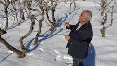 Gaziantep’te kuraklık endişesi yaşayan çiftçilerin yüzü kar yağışıyla gülerken, çiftçi