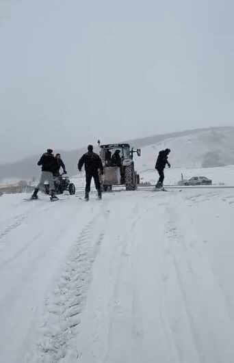 Kar yağışını fırsata çeviren gençler, soğuk havaya aldırış etmeden eğlenceli