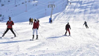 Bitlis’te günlerdir beklenen kar yağışının etkisini göstermesiyle birlikte vatandaşlar soluğu
