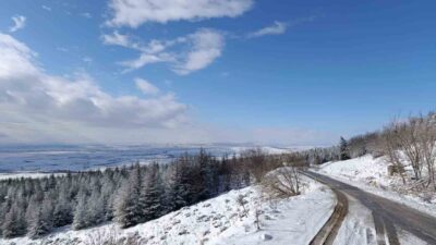 Eskişehir’in yüksek kesimlerinde etkili olan kar, çevreyi beyaza bürürken, Bektaşpınar