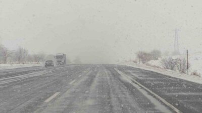 Van-Bitlis karayolunda etkili olan kar yağışı, trafiği olumsuz yönde etkilerken,